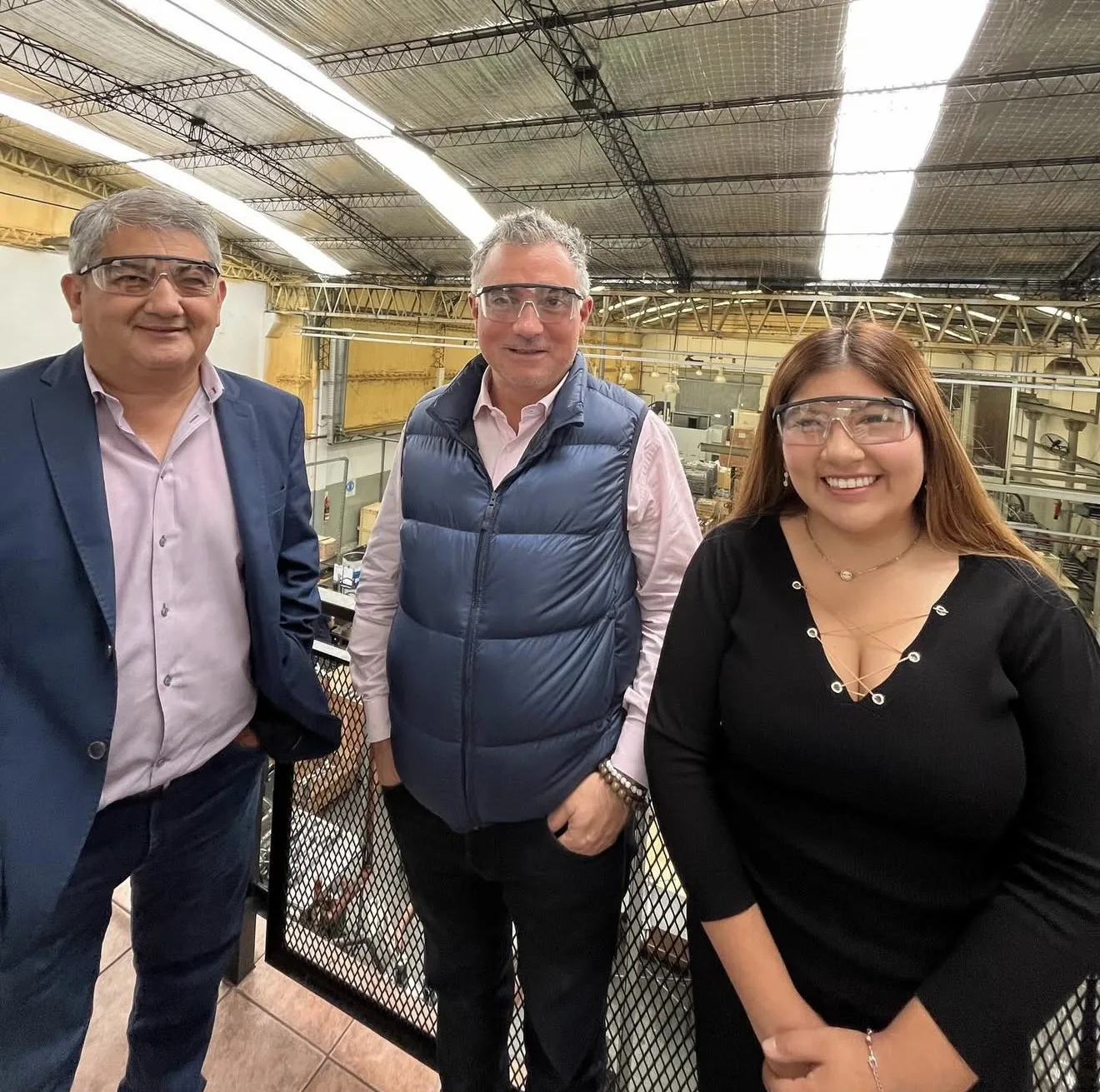 Visita institucional a una planta industrial con equipamiento de seguridad