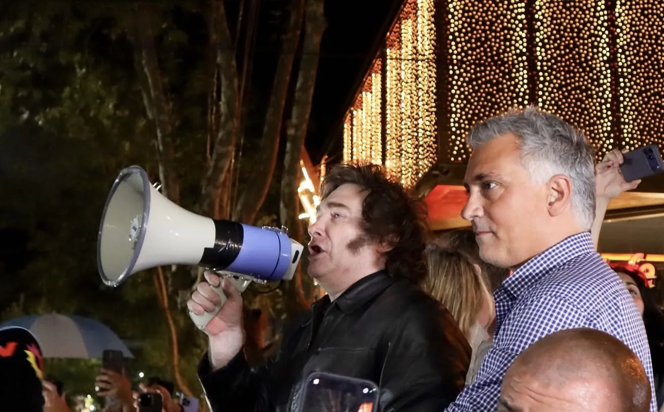 Discurso nocturno con megáfono frente a una multitud