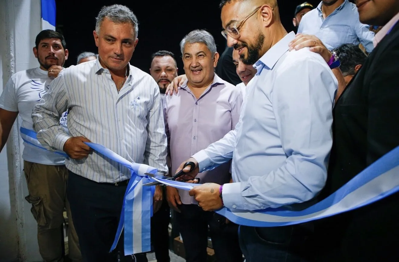 Ceremonia de inauguración con corte de cinta celeste y blanca