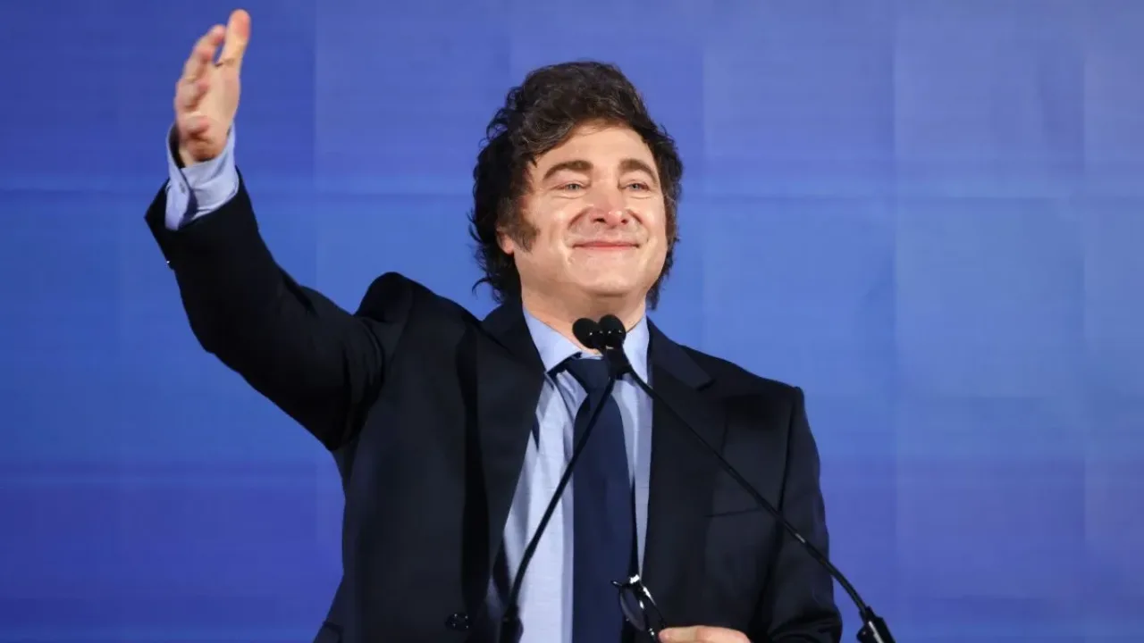 Saludo en escenario durante un acto político